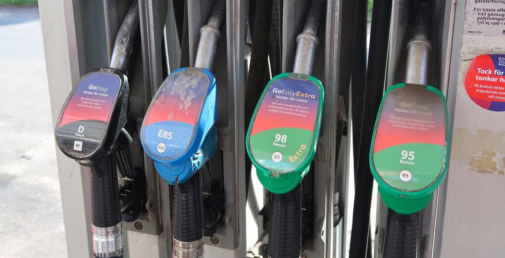 En bensinstation med många pumpar. (AI text)