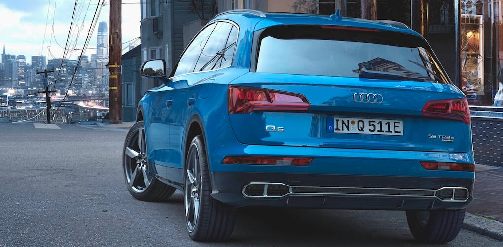 En Audi Q3 parkerad på en stadsgata. (AI text)