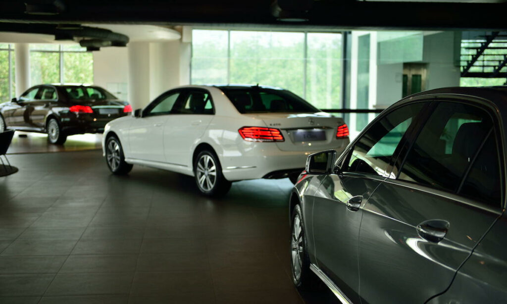 En bilhall med många bilar. (AI text)
