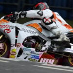 En motorcykelpilott kör på en banan. (AI text)