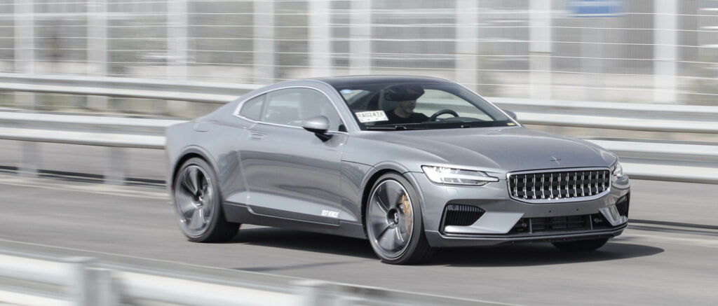 Volvo S90 Coupé kör längs vägen. (AI text)