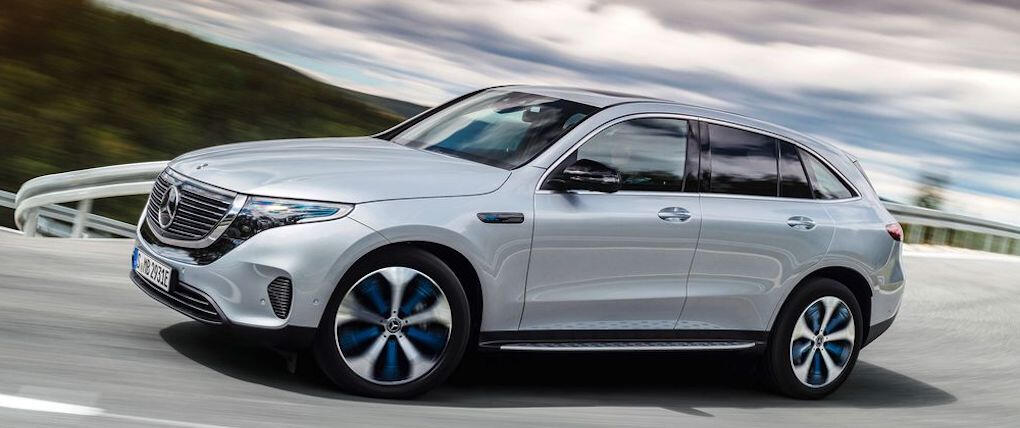 En silverfärgad Mercedes-Benz E-klass kör på en väg. (AI text)