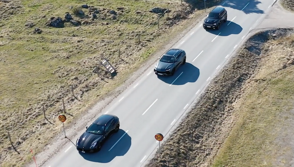 En grupp bilar kör längs en landsväg. (AI text)