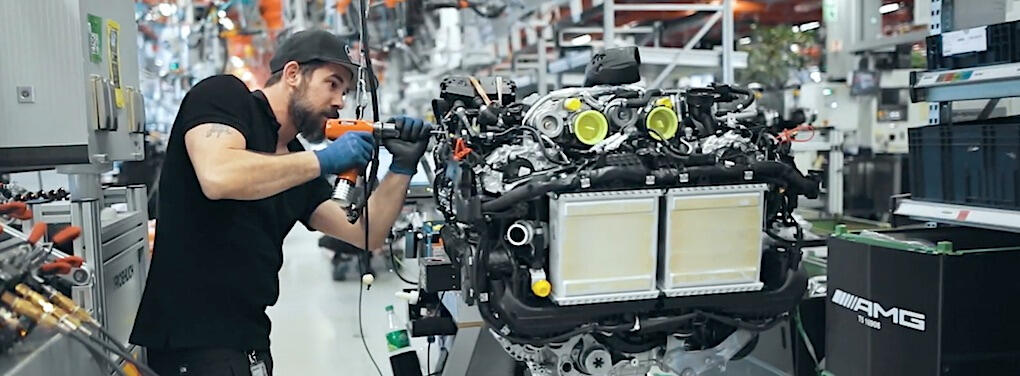 Skickliga montörer bygger hela motorn, från början till slut. Och signerar sedan "sin" motor.