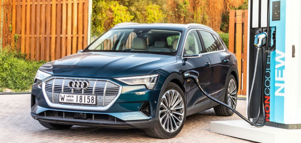 Audi EQ chargeras vid en bensinstation (AI text)