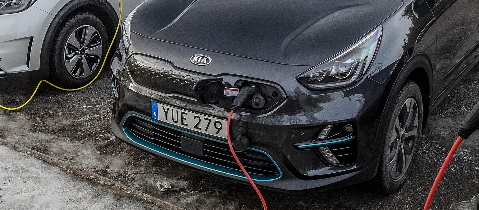 En Kia Rio som laddas upp i en elbilsladdare. (AI text)