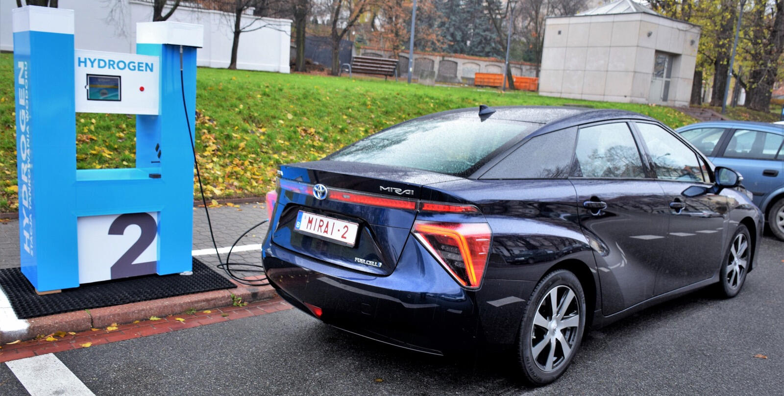 En Toyota Prius uppkopplad till en elbilsladdstation. (AI text)