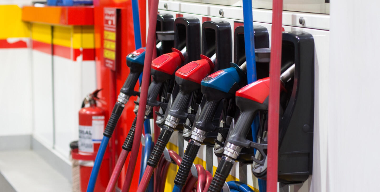 En bensinstation med många pumpar (AI text)