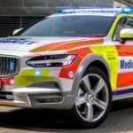 En Volvo XC90 räddningsfordon parkerad framför ett byggnad. (AI text)