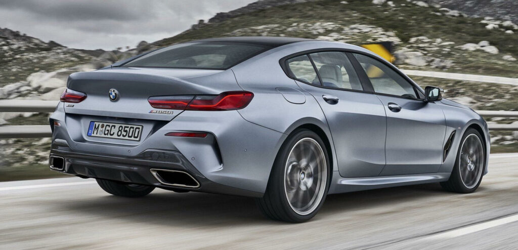 BMW M8 Gran Coupé kör nedför en bergväg (AI text)