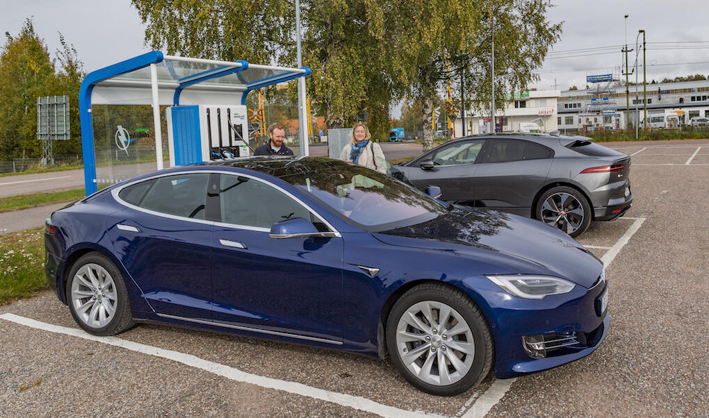 En Tesla Model S parkerad i ett garage. (AI text)