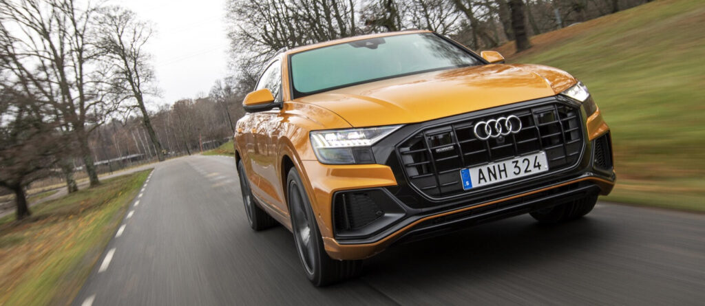 Audi Q4 SUV kör längs en landsväg. (AI text)