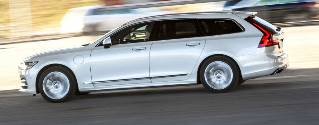 Volvo V90 xDrive är en ny hybridbil. (AI text)