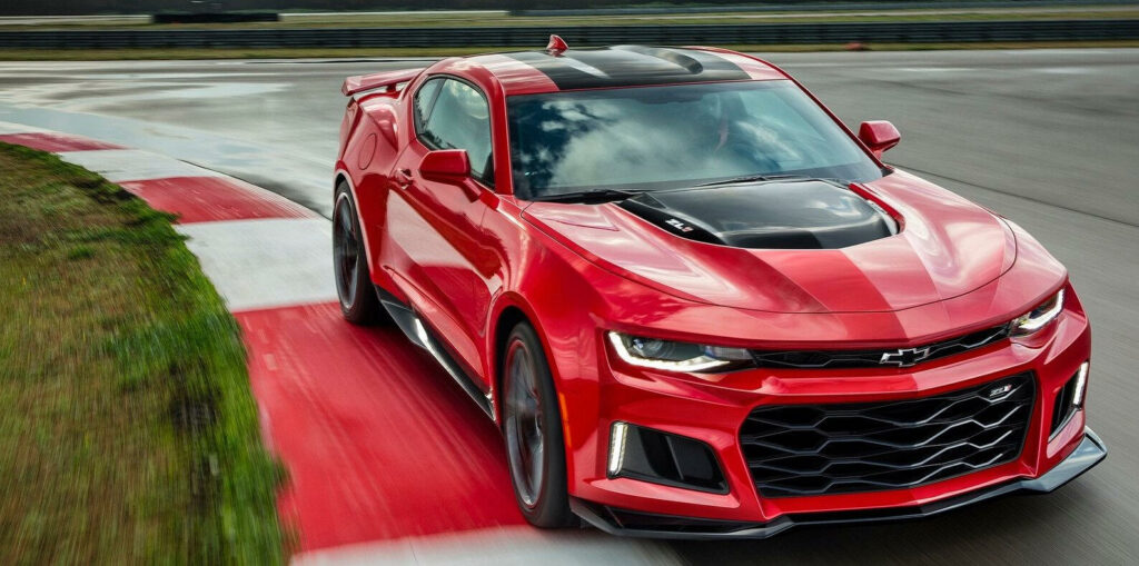Chevrolet Camaro ZL1 kör på en bana. (AI text)