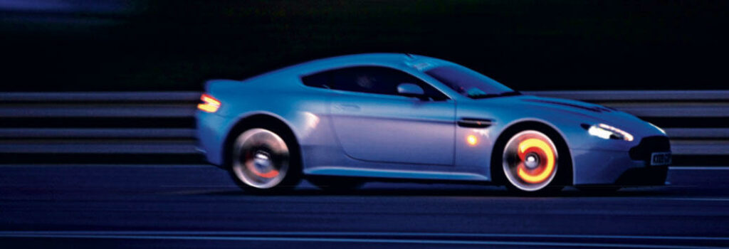 Aston Martin Vantage V12 kör på vägen (AI text)