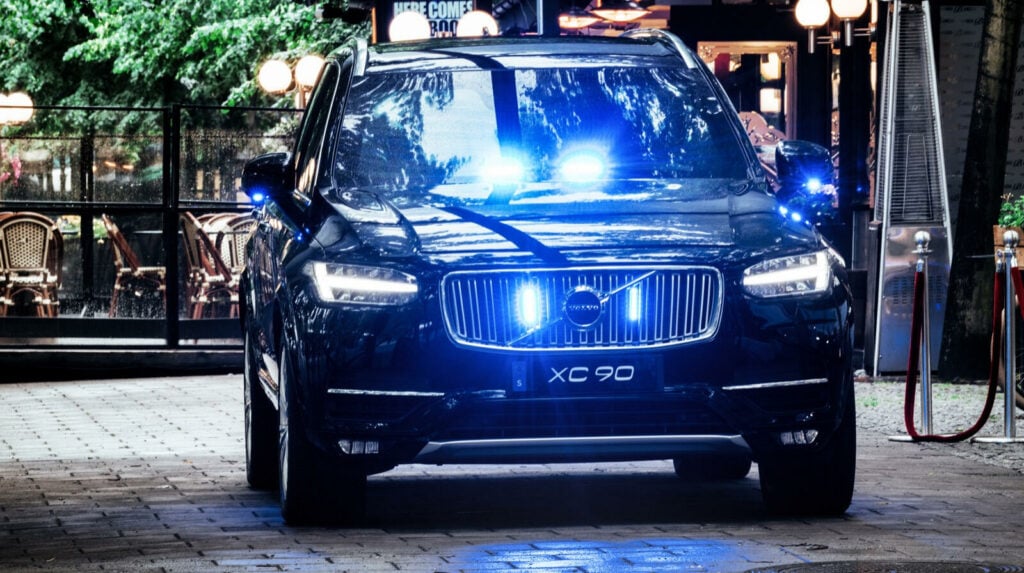 En bil parkerad i en parkeringsplats (AI text)