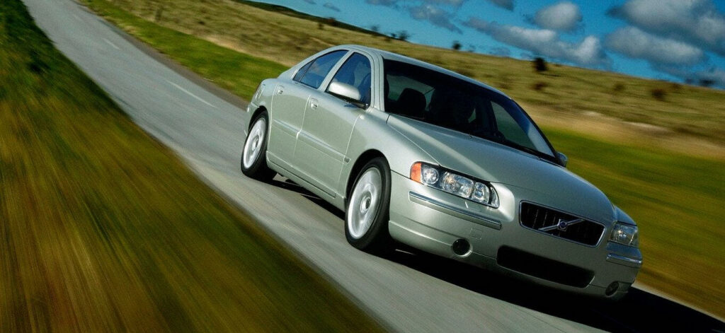 En bil kör nerför en väg. (AI text)