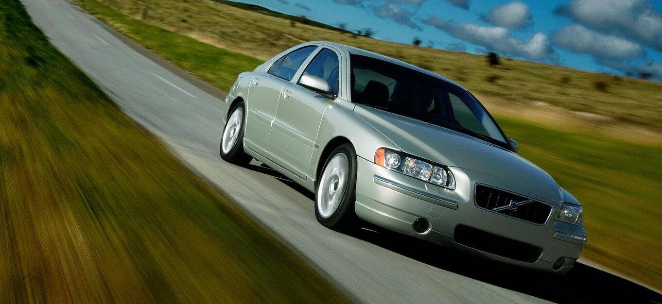 En bil kör nerför en väg. (AI text)