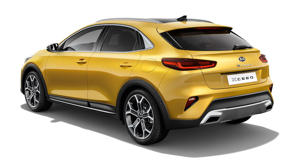 En gul SUV på vit bakgrund. (AI text)