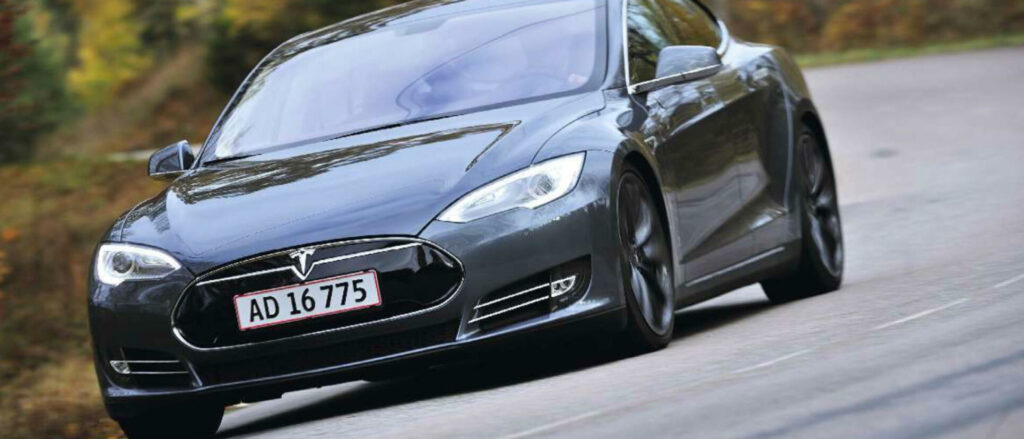 Tesla Model S kör längs en landsväg. (AI text)