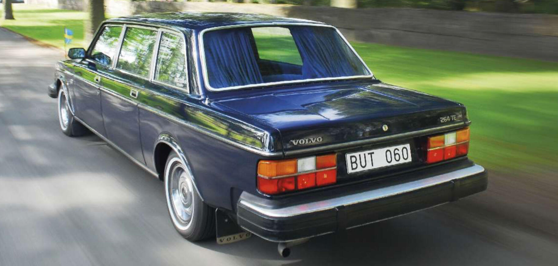 En blå bil kör nerför en landsväg. (AI text)