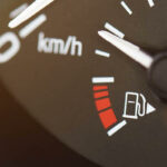 En man talar med en man i kostym. (AI text)