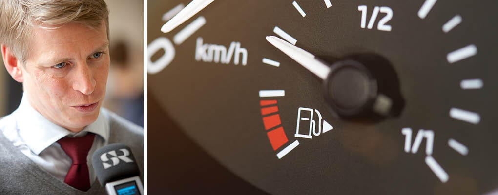 En man talar med en man i kostym. (AI text)