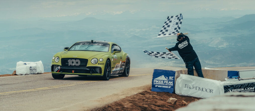 En Bentley Continental GT kraschar i ett slammat fordon på en bergsväg. (AI text)