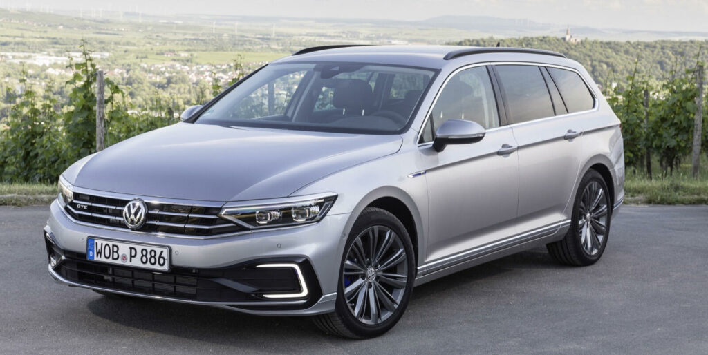 Volkswagen Passat TDI står parkerad framför ett berg. (AI text)