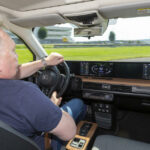 En man kör en bil. (AI text)