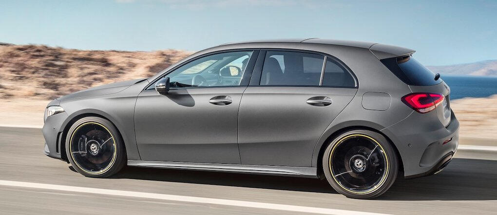 Mercedes-Benz A-klassen kör längs vägen. (AI text)