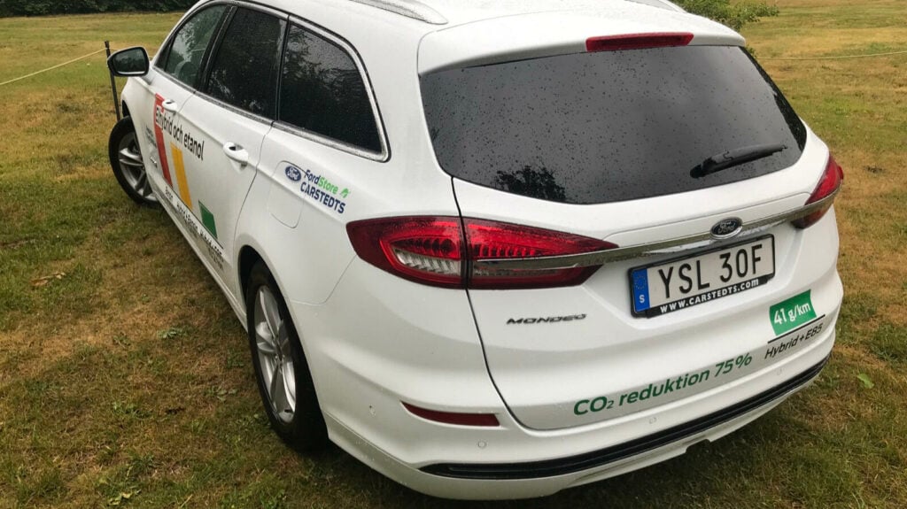 En vit Ford Mondeo parkerad på en gräsläcka. (AI text)