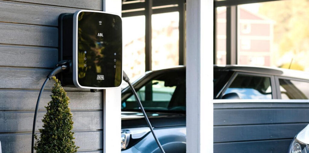 En bil står parkerad i ett garage. (AI text)