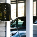 En bil står parkerad i ett garage. (AI text)