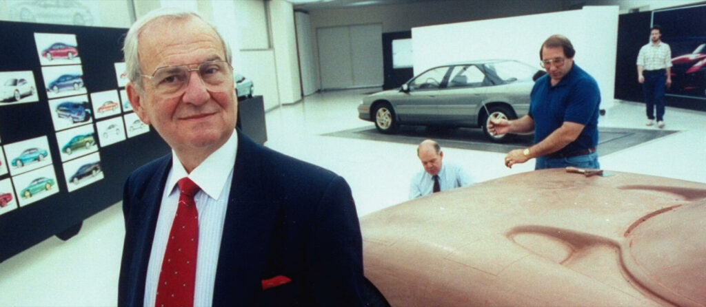 Iacocca överser en lermodell av vad som skulle bli Dodge Viper. Foto: Getty Images