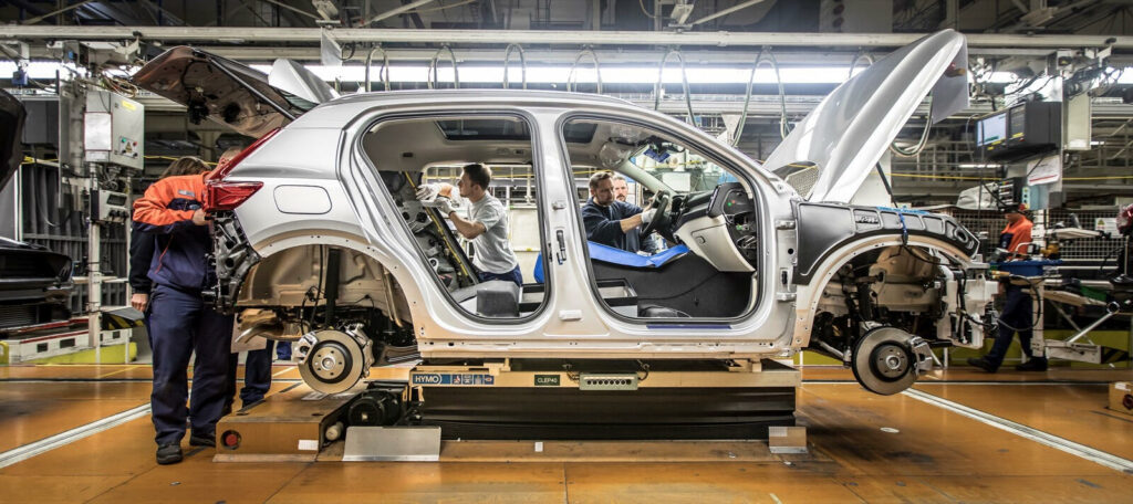 En bil sätts ihop i en fabrik. (AI text)