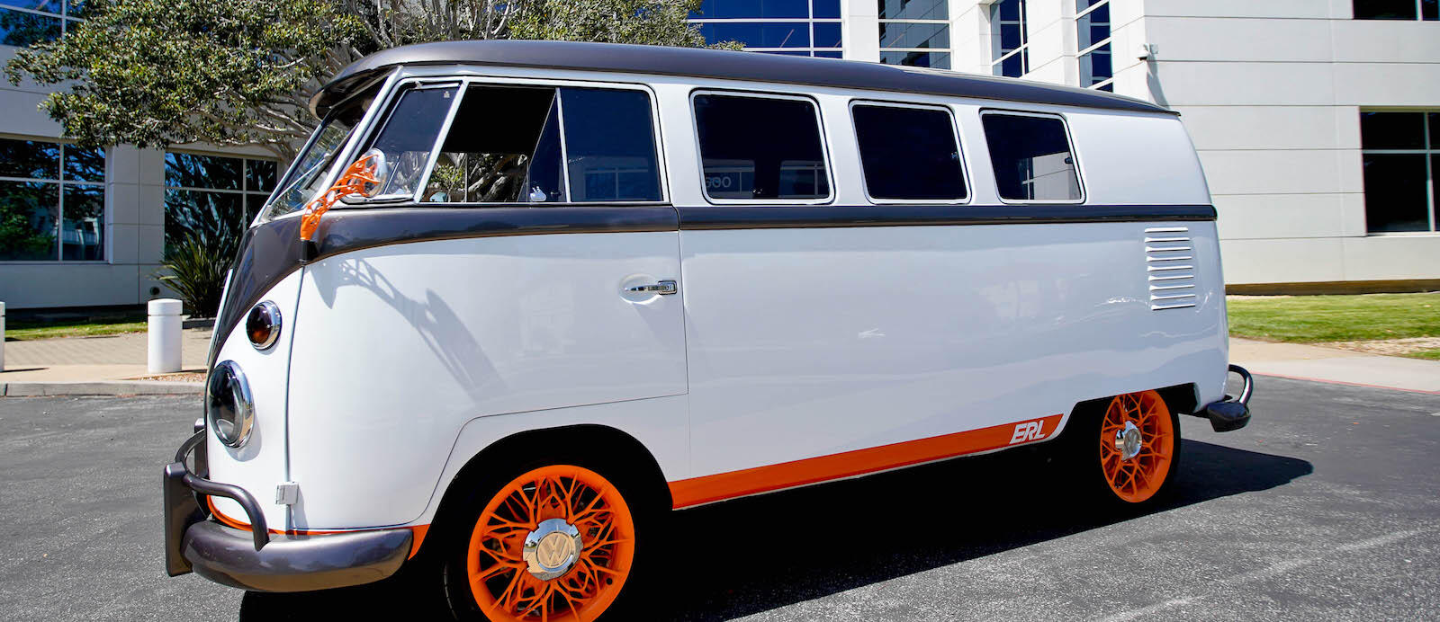 En VW-buss med apelsinfälgar. (AI text)