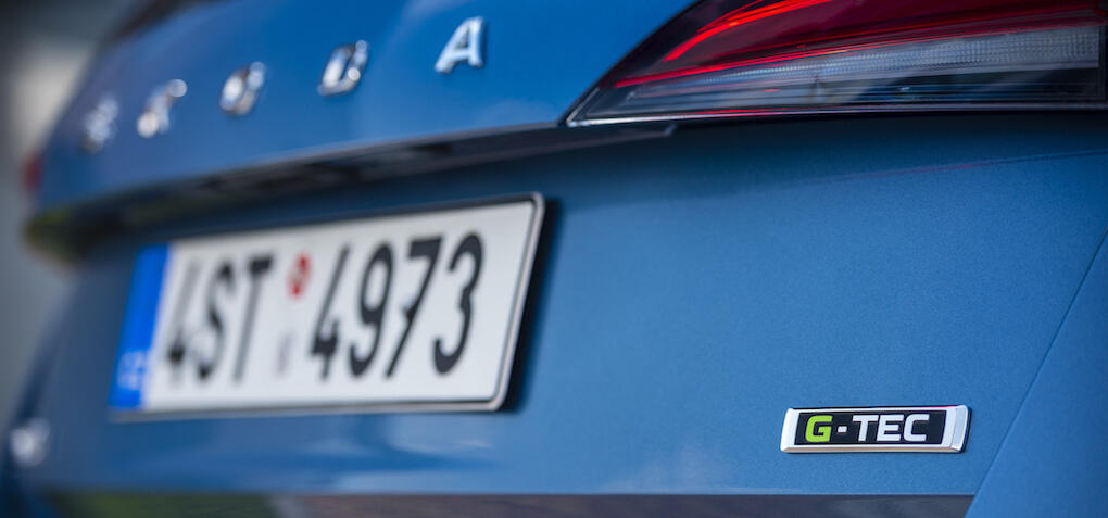 En blå poloshirt parkerad i en parkeringsplats. (AI text)