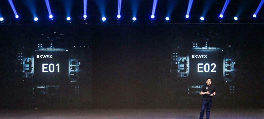 En man står på scenen vid en bilmesse. (AI text)