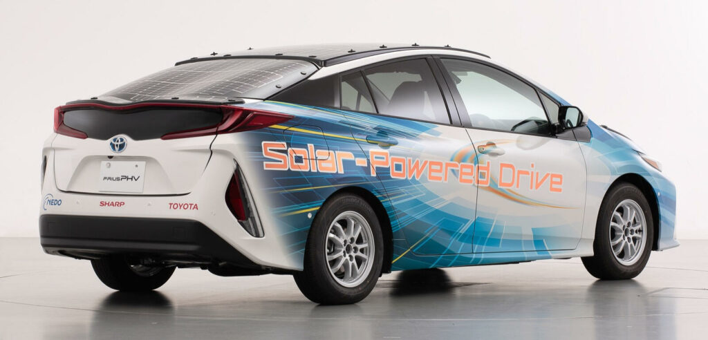 Testbilarna som ska användas är laddhybridversionen av Prius och panelerna monteras på motorhuven, taket och bakluckan.
