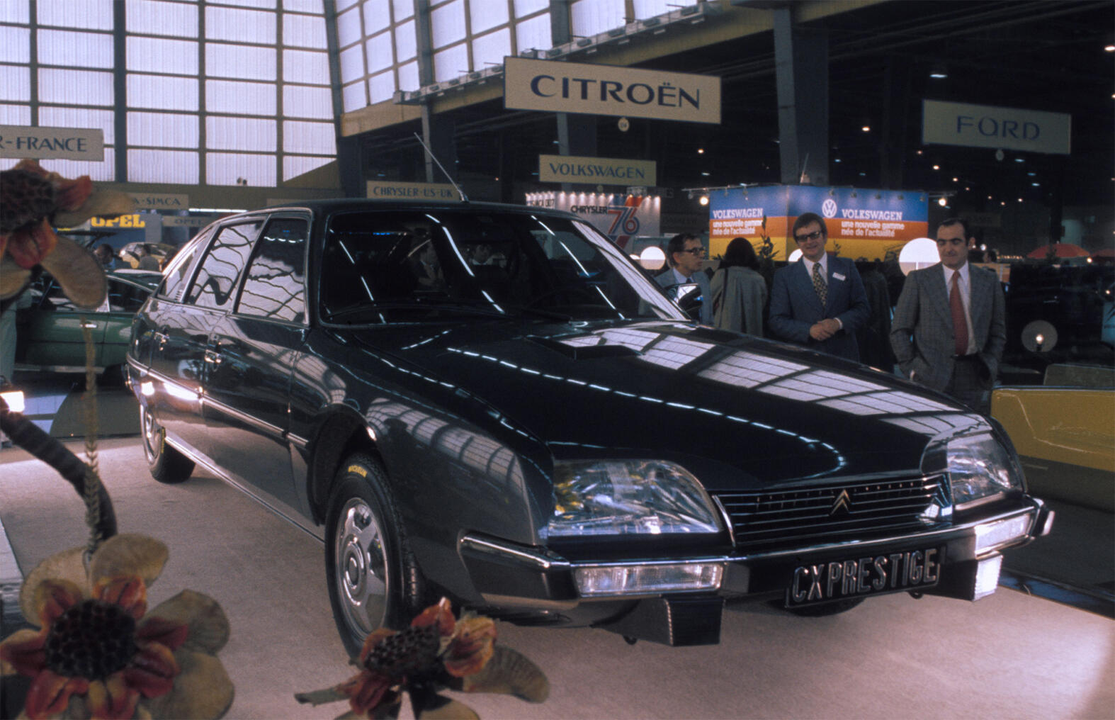 En bil är utställd på en bilmesse. (AI text)