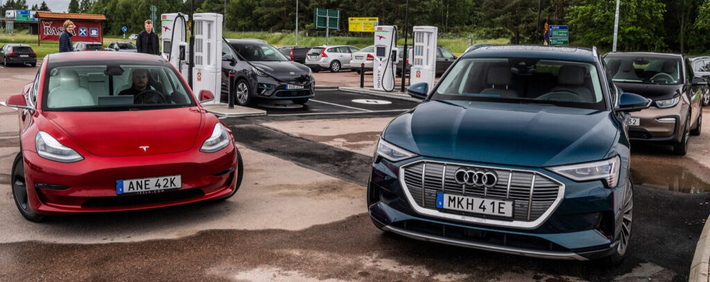 bilar parkerade vid en bensinstation (AI text)