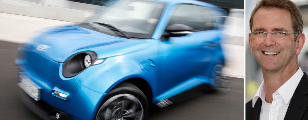 En man i kostym och slips står bredvid en blå bil. (AI text)