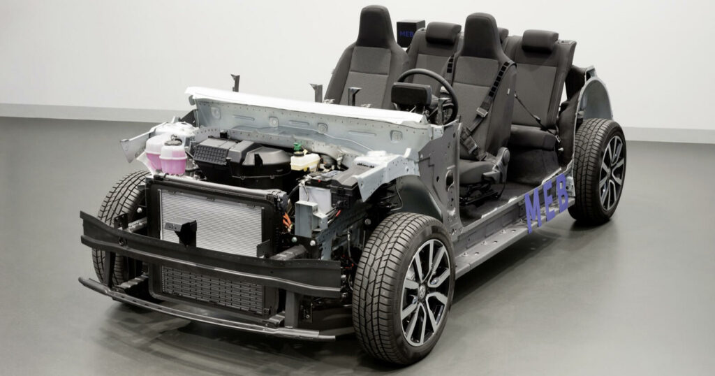 En bil med upphängd huva och en sittplats i bakre delen. (AI text)