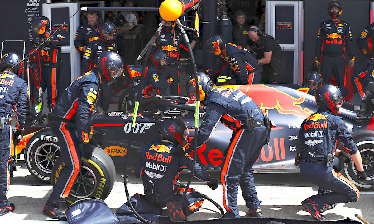 Red Bull Racing Team arbetar med sina bilar. (AI text)