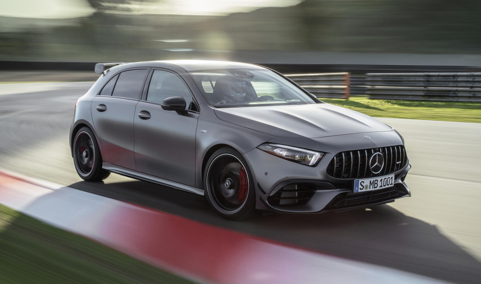 Mercedes A45 AMG kör på en racerbana. (AI text)