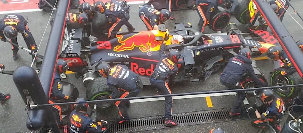 Tittar man noga på bilden så är det de tre personerna vid höger framhjul som är snabbast.