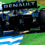 En Renault F1-bil kör nedför banan. (AI text)