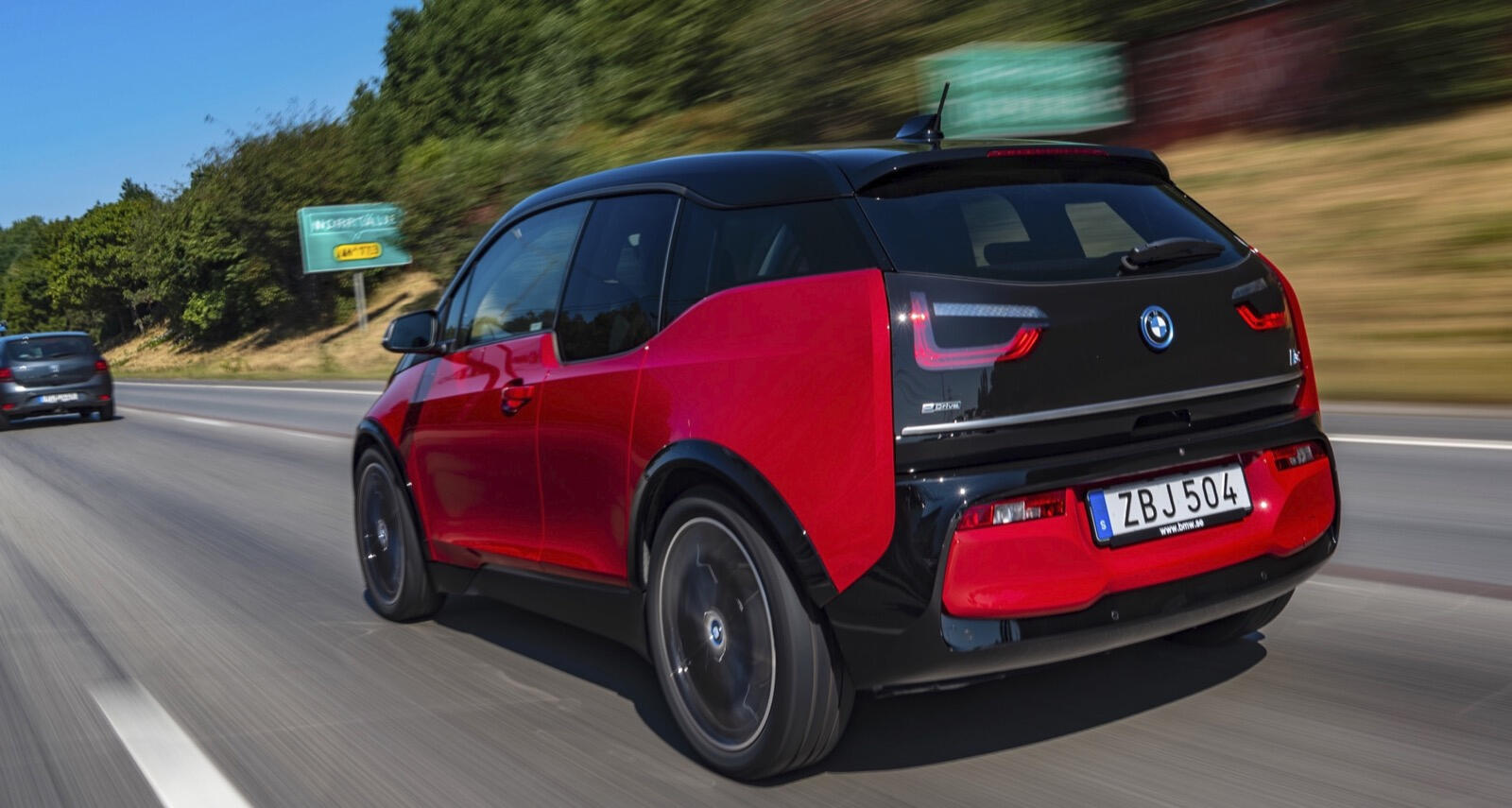 BMW I3 kör på motorvägen (AI text)