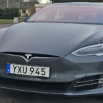 Tesla Model X parkerad framför ett hus. (AI text)